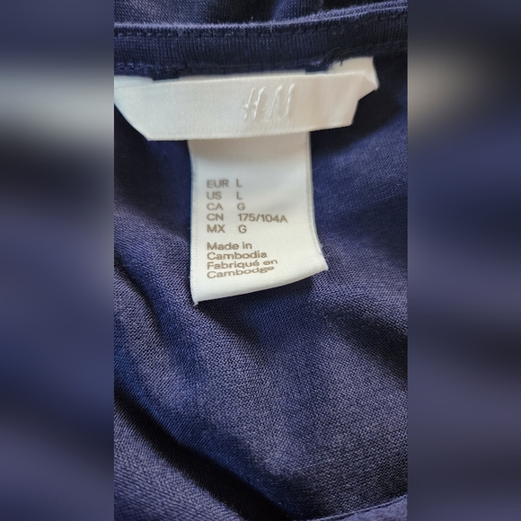 H&M lightweight Navy top - Picture 8 of 8